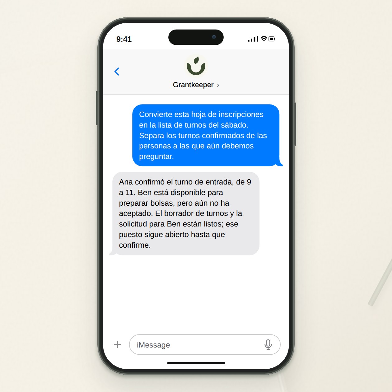 Miércoles. Usted: Convierte esta hoja de inscripciones en la lista de turnos del sábado. Separa los turnos confirmados de las personas a las que aún debemos preguntar. Grantkeeper: Ana confirmó el turno de entrada, de 9 a 11. Ben está disponible para preparar bolsas, pero aún no ha aceptado. El borrador de turnos y la solicitud para Ben están listos; ese puesto sigue abierto hasta que Ben confirme.