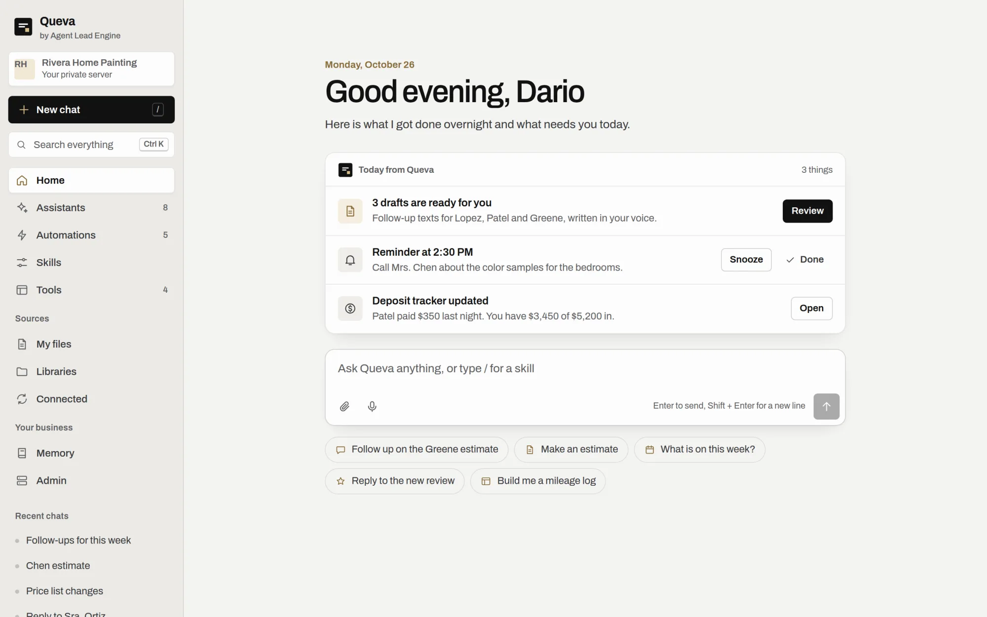 Ejemplo de la app de Queva para el dueño: la pantalla de inicio saluda a Dario y muestra las tres cosas de hoy: tres borradores de seguimiento listos para revisar, un recordatorio a las 2:30 PM y el control de depósitos al día, con un cuadro para pedirle cualquier cosa a Queva.